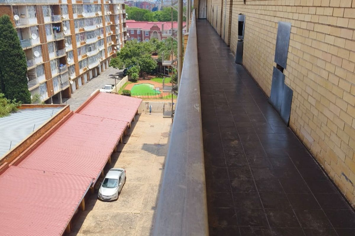 Apartment For Sale in Sunnyside - Photo 3