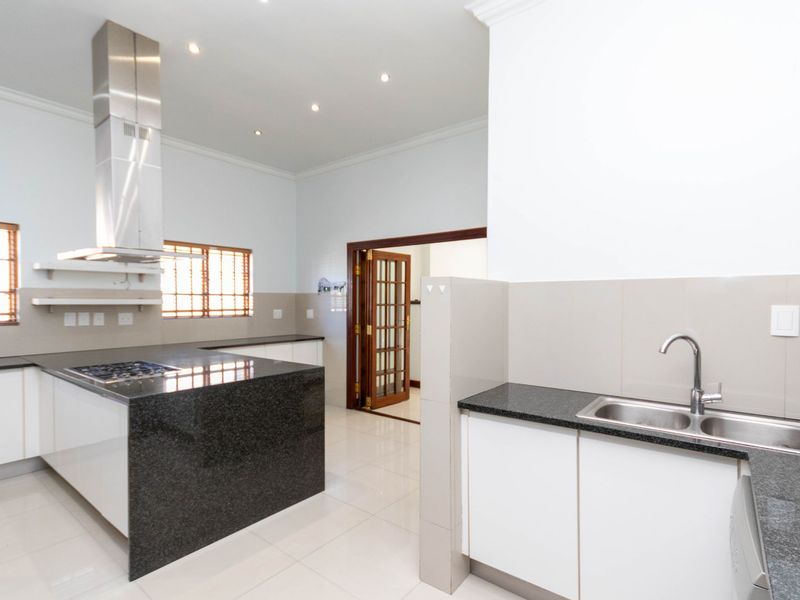 House For Sale in Bryanston - Photo 3