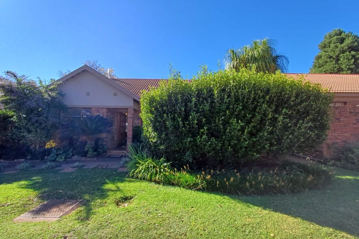 Townhouse For Sale in Flamwood - Photo 2