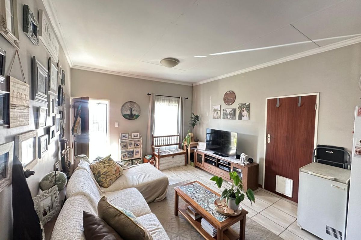 Townhouse For Sale in Terra Nova - Photo 4