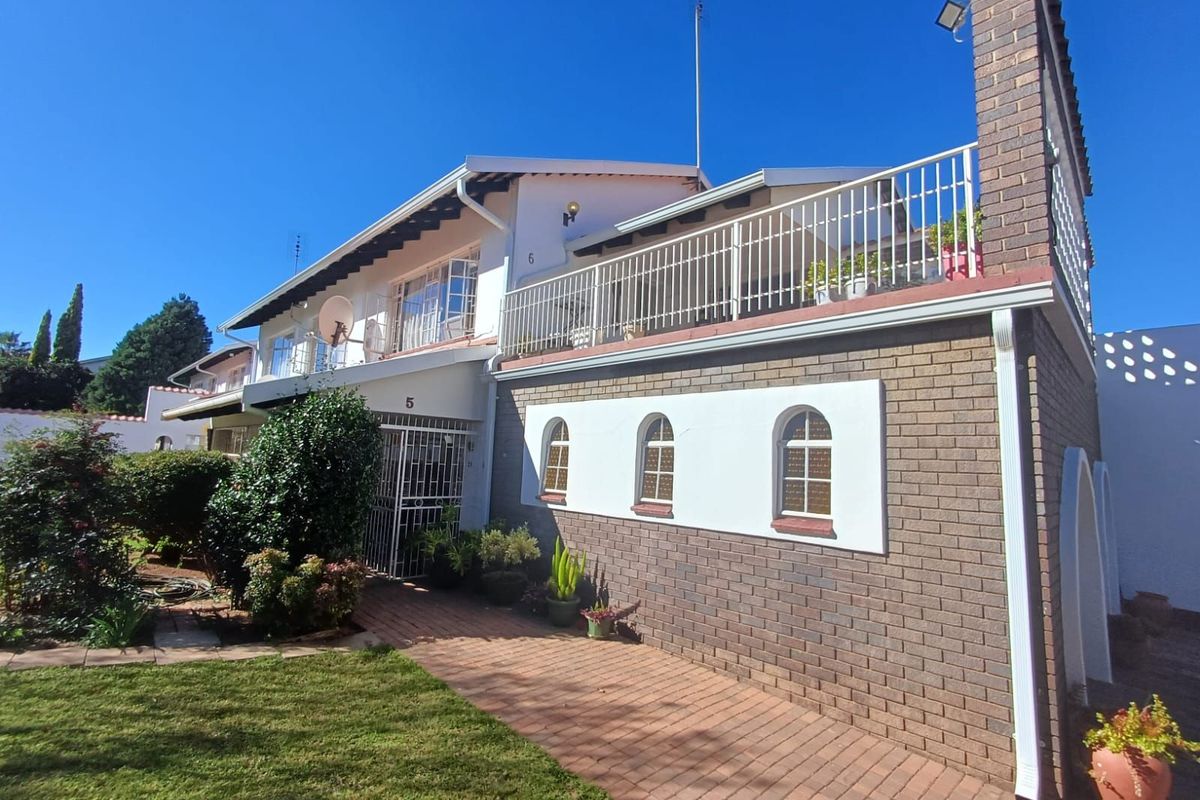 Townhouse For Sale in Flamwood - Photo 2