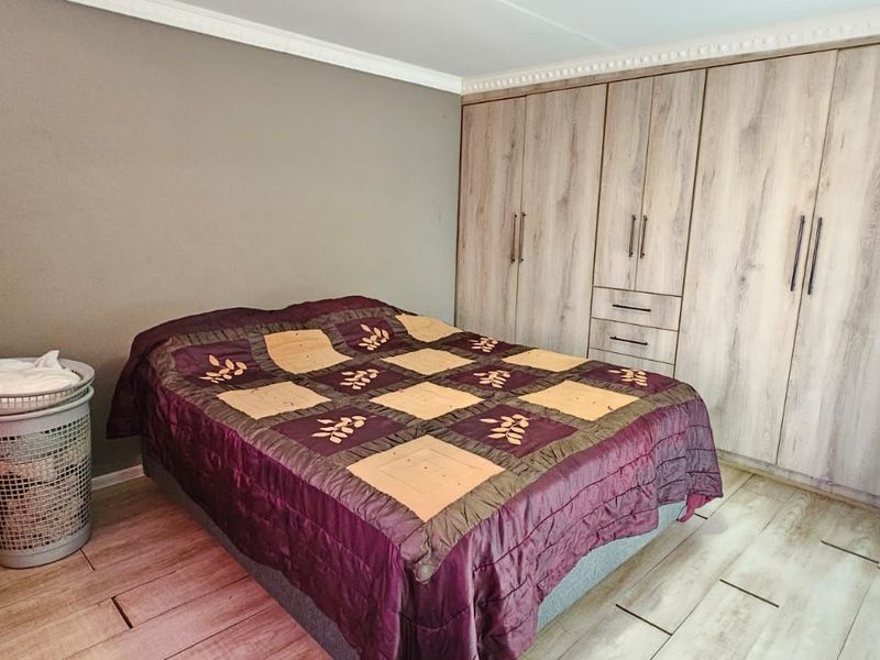 House For Sale in Roodepan - Photo 8