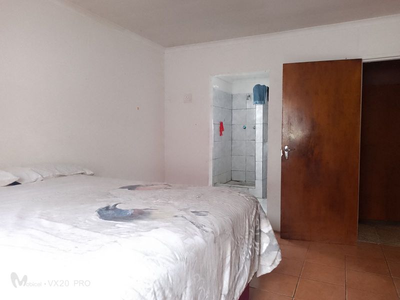 House For Sale in Motherwell - Photo 2