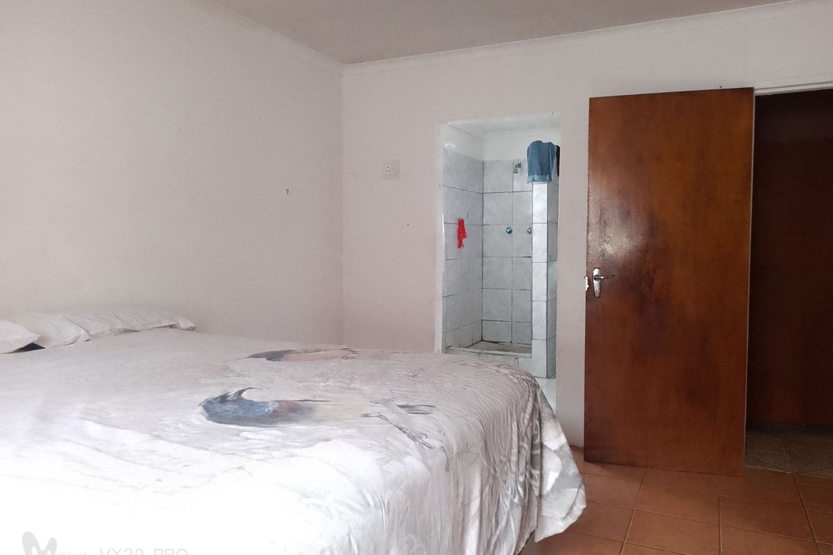 House For Sale in Motherwell - Photo 2