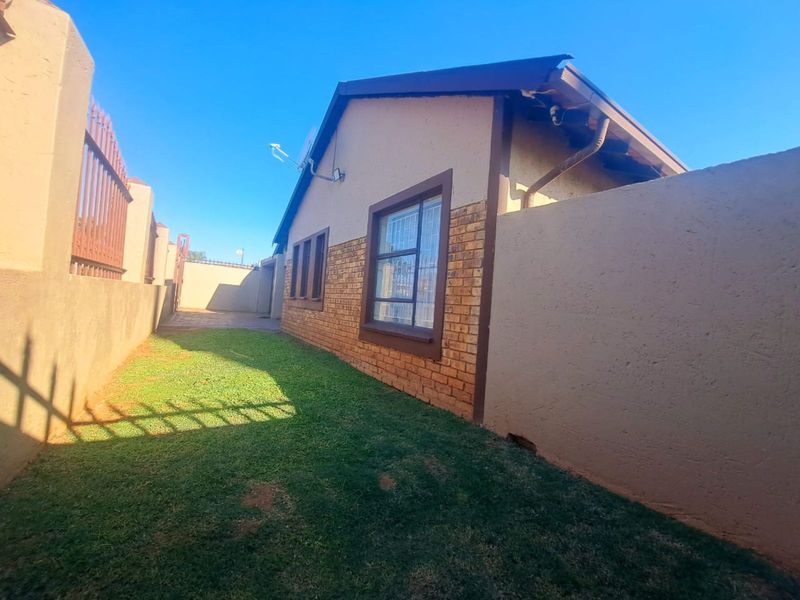 House For Sale in Eersterust - Photo 2