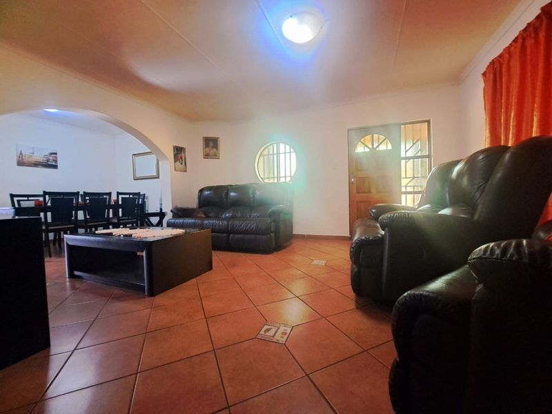 House For Sale in Eersterust - Photo 3