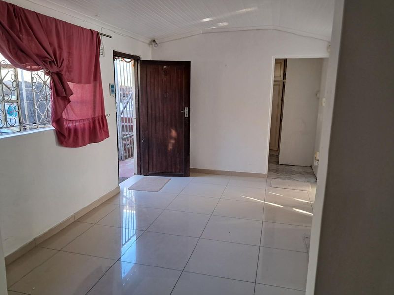 House For Sale in Bayview - Photo 5