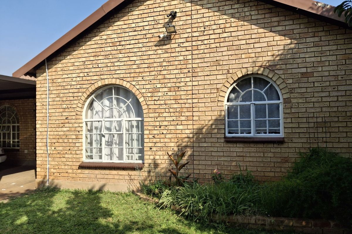 House For Sale in Annlin - Photo 2