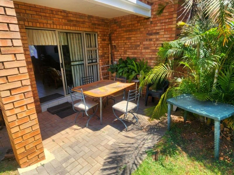 Townhouse For Sale in Die Hoewes - Photo 4