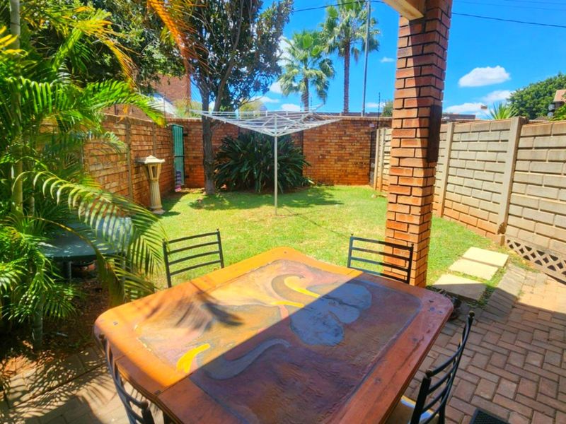 Townhouse For Sale in Die Hoewes - Photo 3