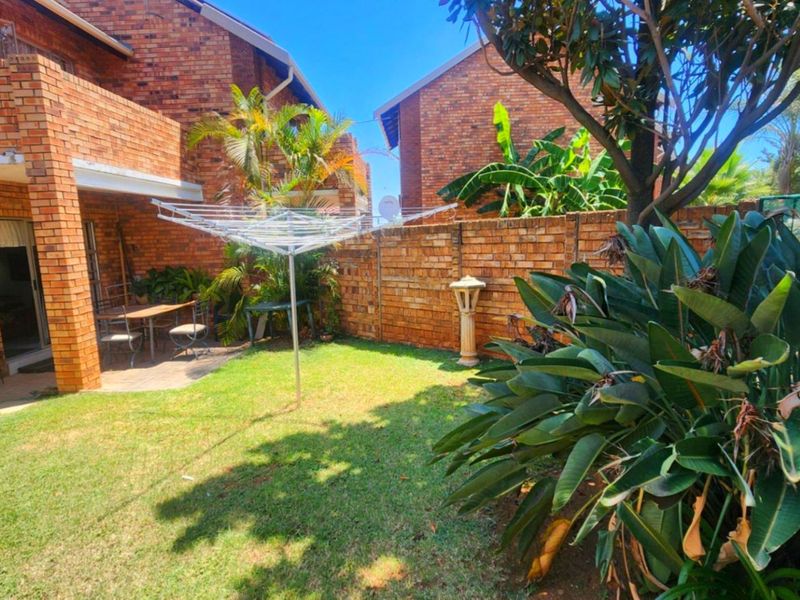 Townhouse For Sale in Die Hoewes - Photo 2