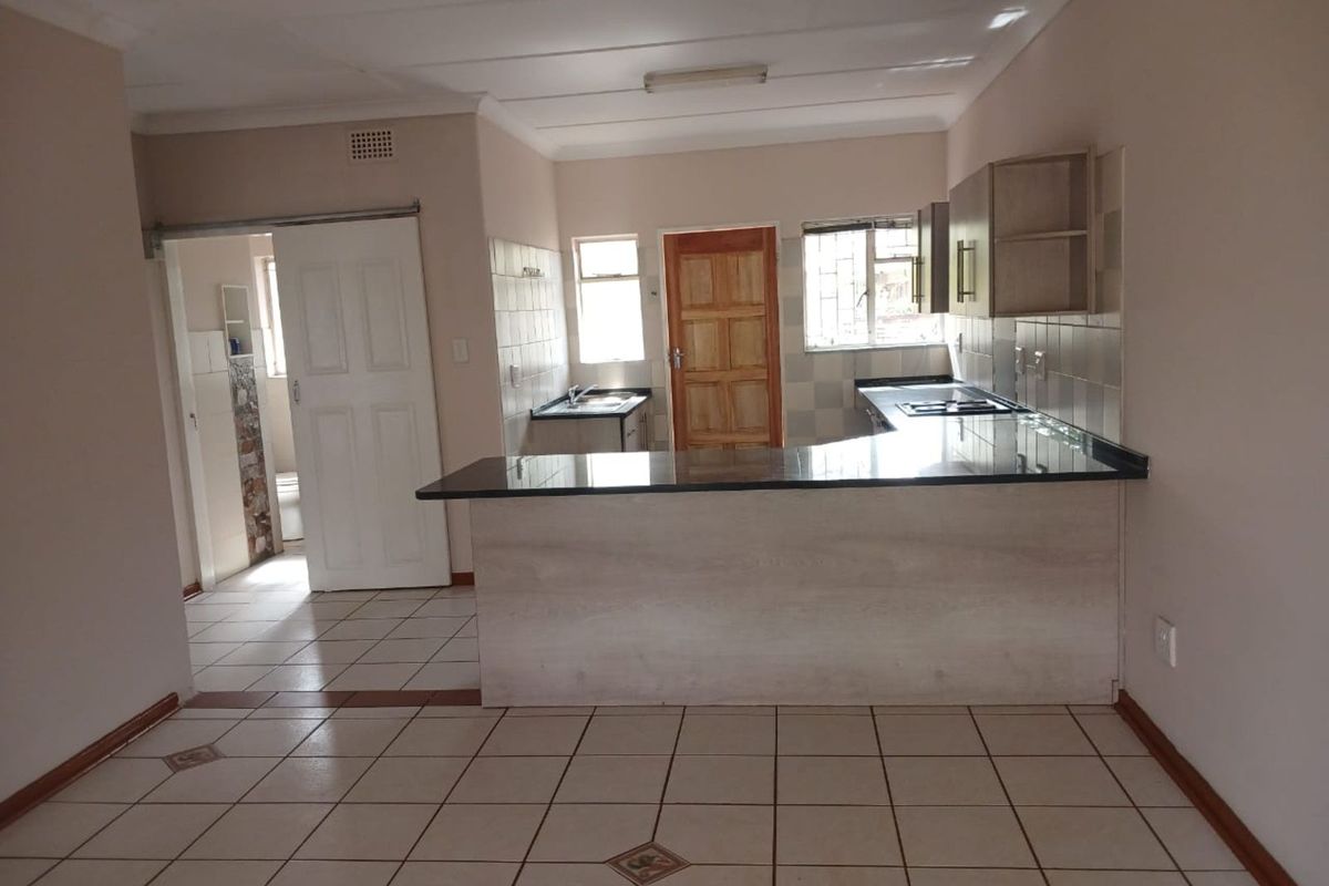 Townhouse For Sale in Songloed - Photo 3