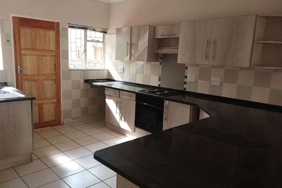 Townhouse For Sale in Songloed - Photo 4