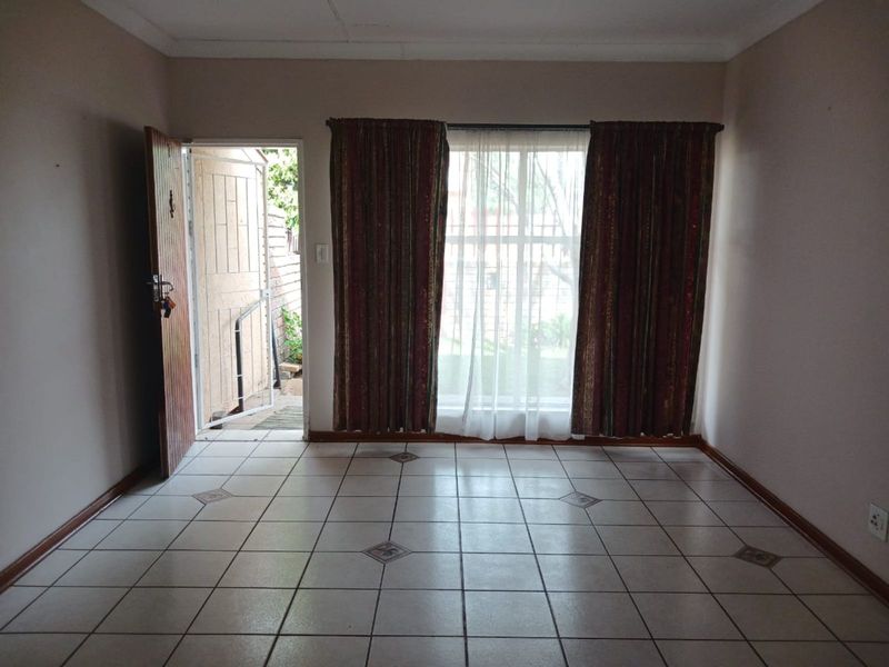 Townhouse For Sale in Songloed - Photo 2