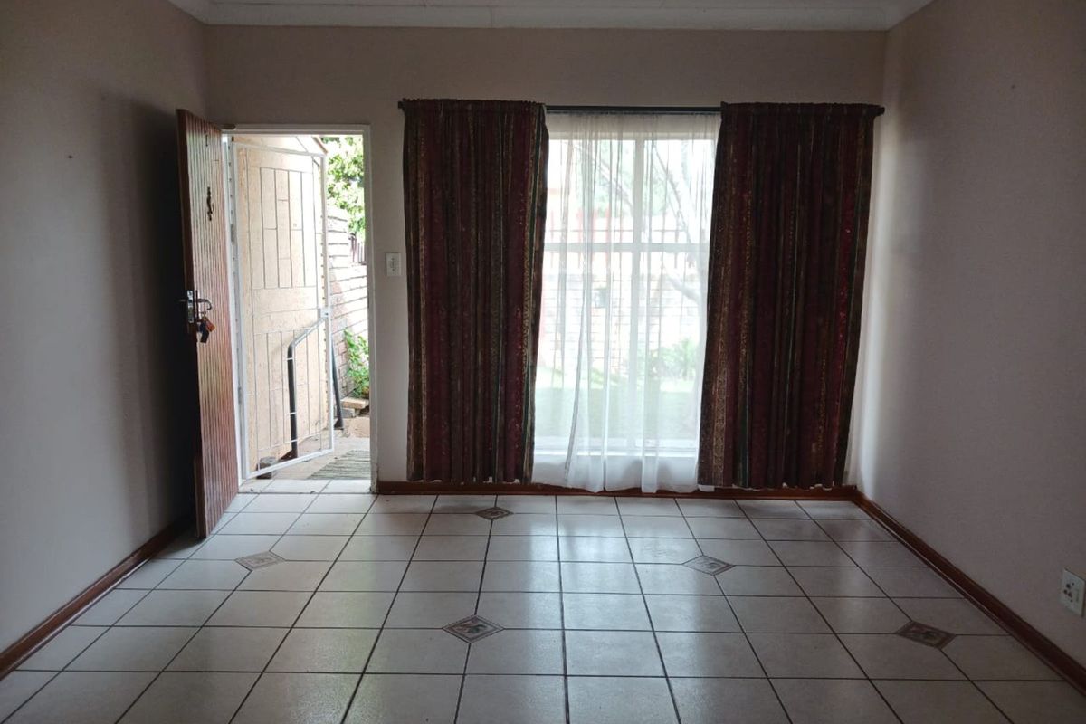 Townhouse For Sale in Songloed - Photo 2