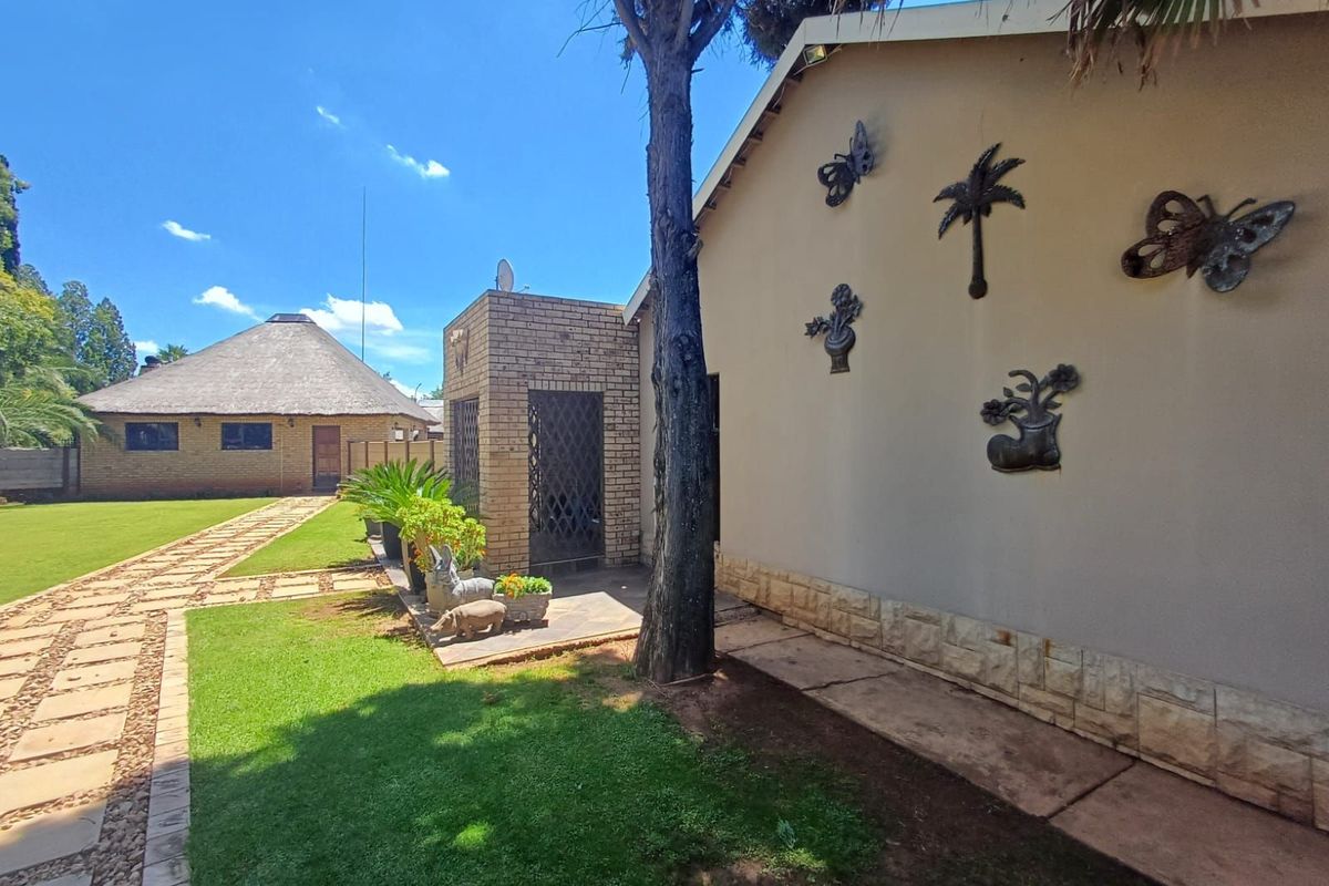 House For Sale in Stilfontein Ext 4 - Photo 2
