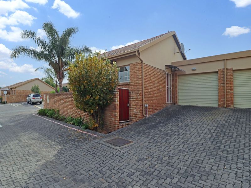 Townhouse For Sale in Amberfield - Photo 2