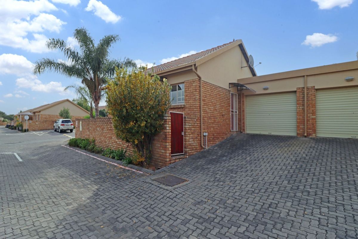 Townhouse For Sale in Amberfield - Photo 2