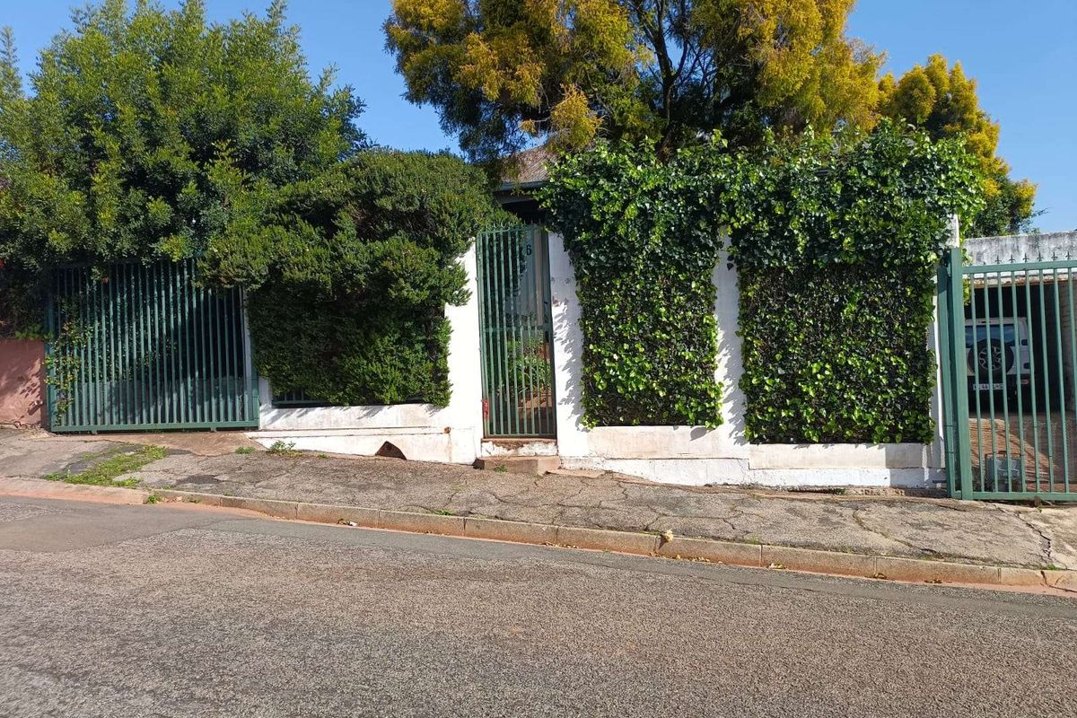 House For Sale in Brixton - Photo 2