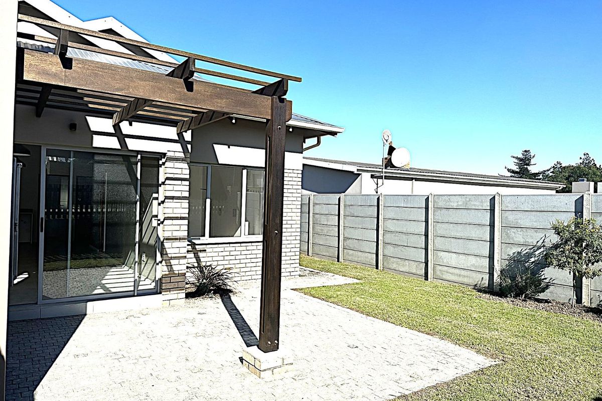 Townhouse For Sale in Mooikloof Country Estate - Photo 2