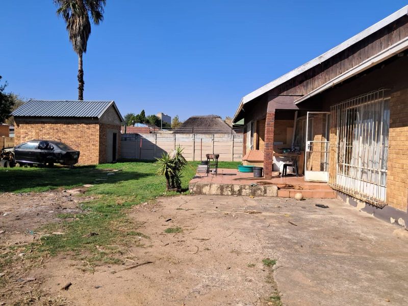 House For Sale in Rhodesfield - Photo 2