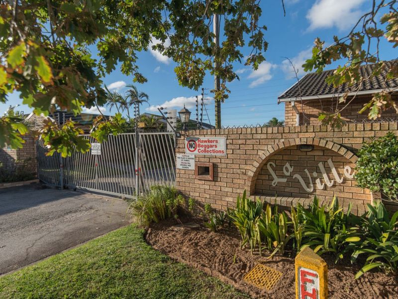 Townhouse For Sale in Lorraine - Photo 3