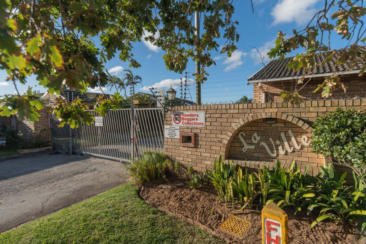 Townhouse For Sale in Lorraine - Photo 3
