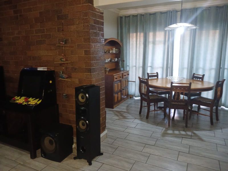 House For Sale in Adamayview - Photo 5