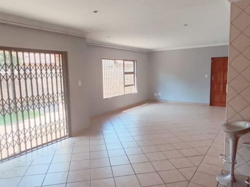 Townhouse For Sale in Willow Park - Photo 8