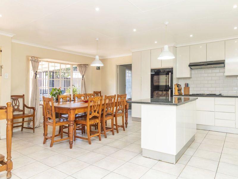 House For Sale in Wilgeheuwel - Photo 6