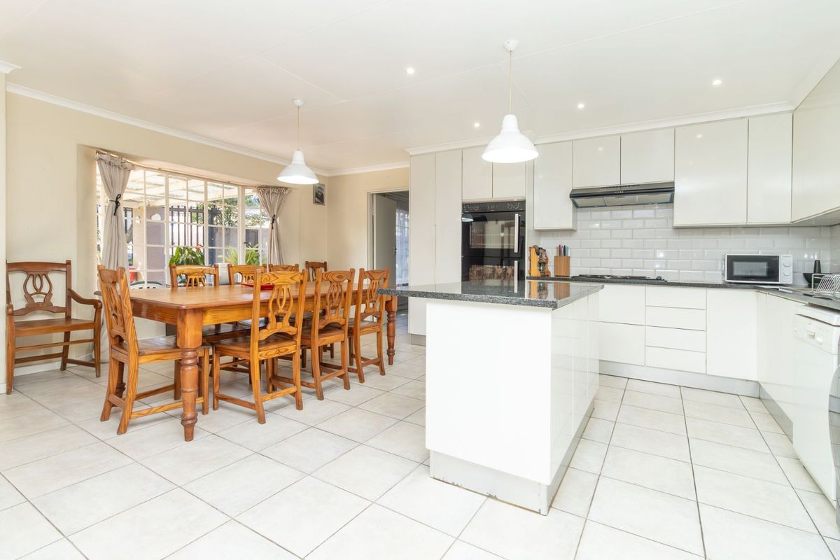 House For Sale in Wilgeheuwel - Photo 5