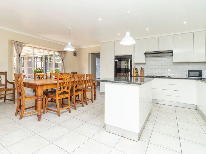 House For Sale in Wilgeheuwel - Photo 5