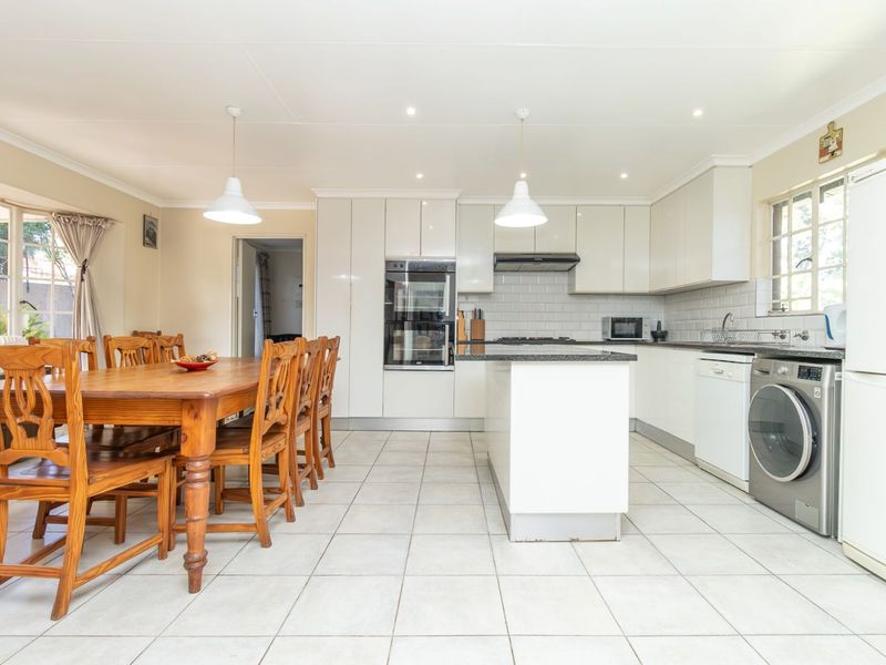 House For Sale in Wilgeheuwel - Photo 4