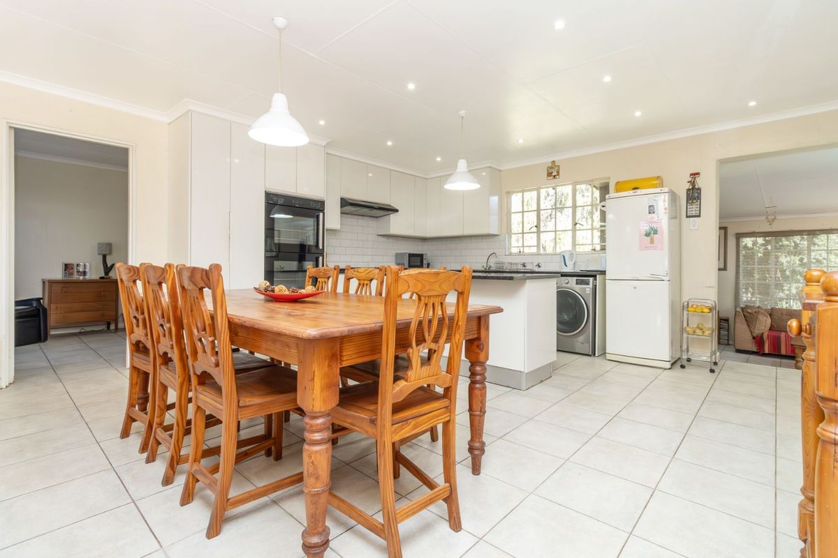 House For Sale in Wilgeheuwel - Photo 2