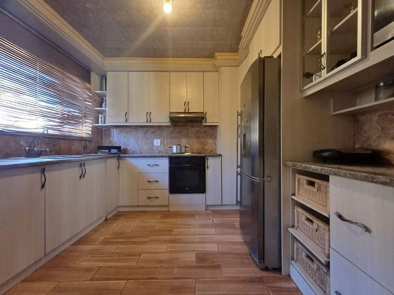 House For Sale in Kanana - Photo 8