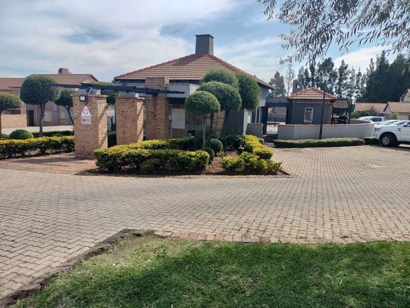 Townhouse For Sale in Noordwyk - Photo 3