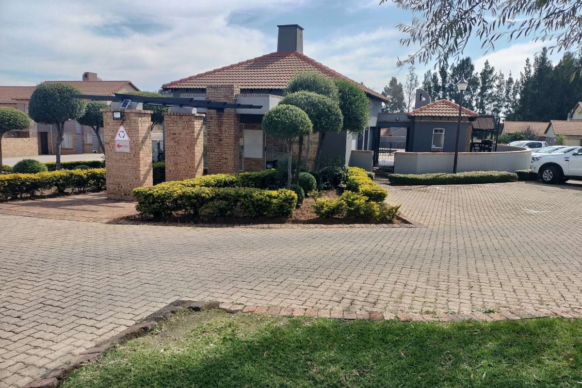 Townhouse For Sale in Noordwyk - Photo 3