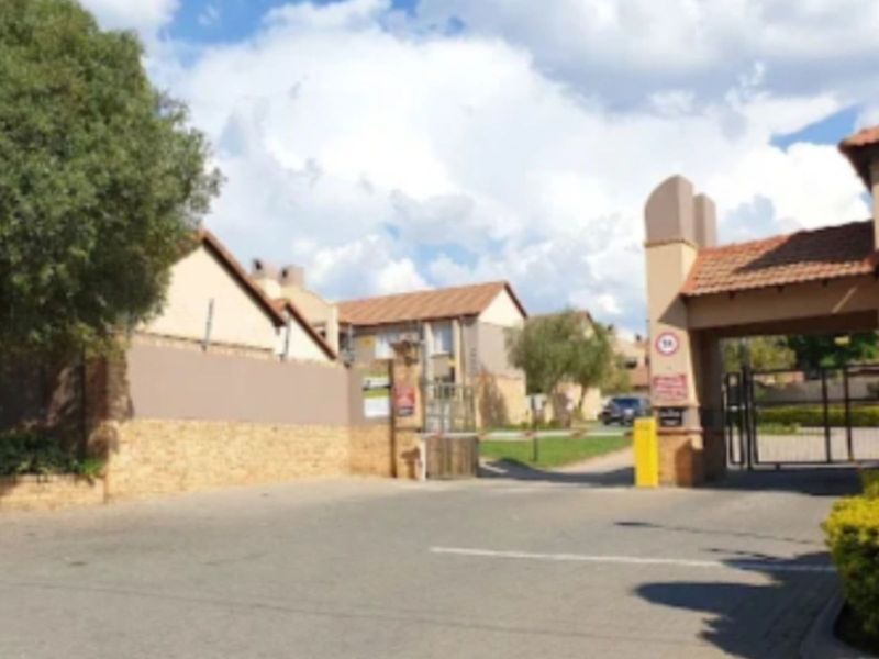 Townhouse For Sale in Noordwyk - Photo 2