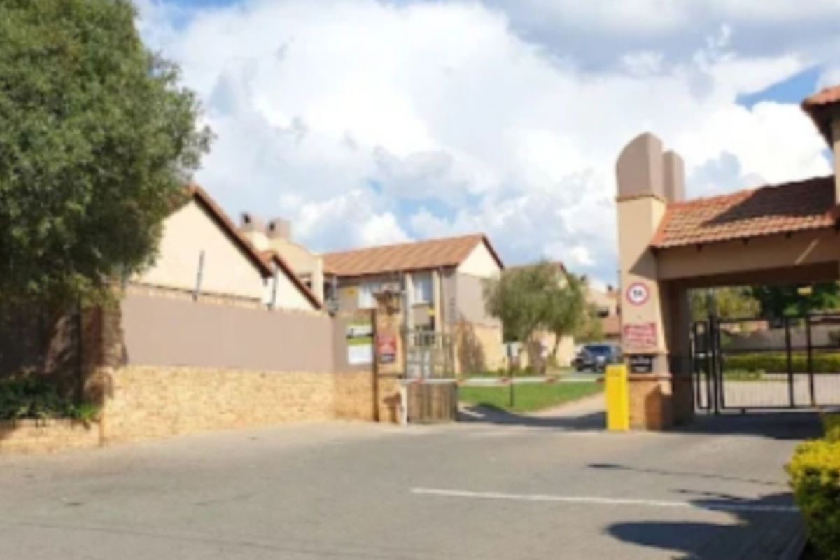 Townhouse For Sale in Noordwyk - Photo 2