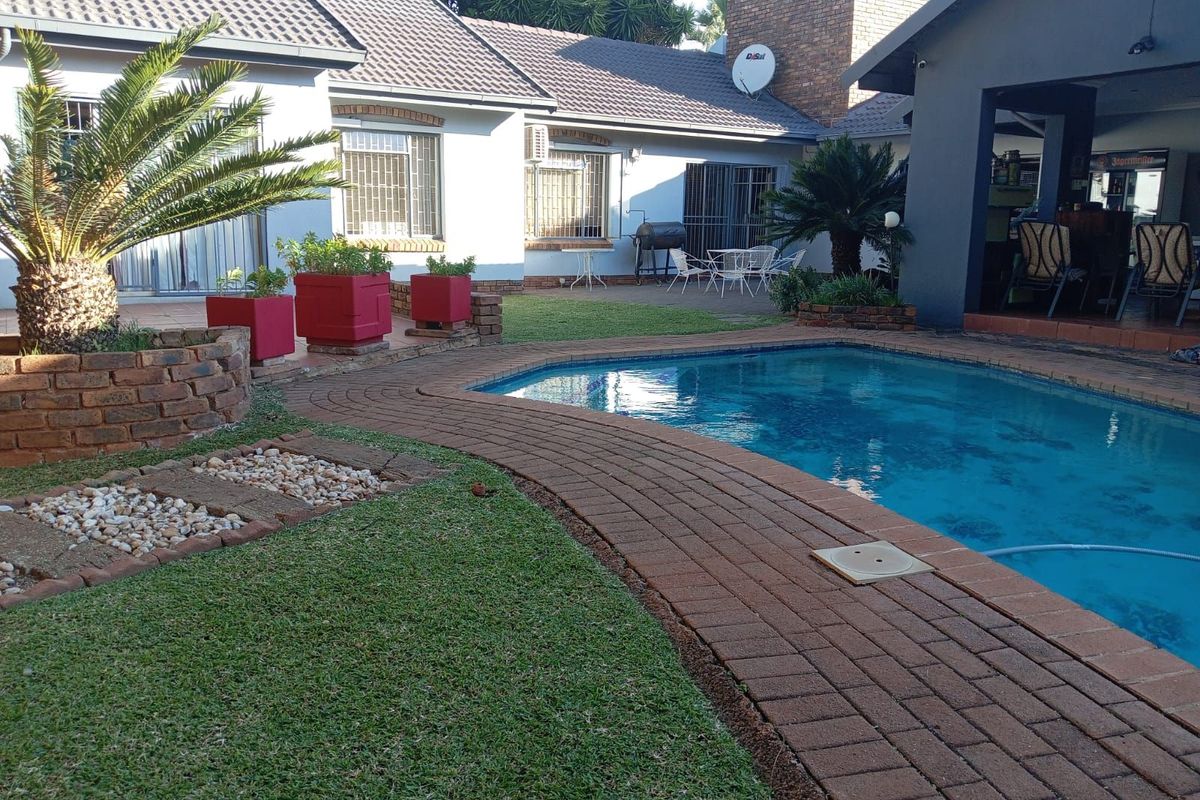 House For Sale in Karenpark - Photo 2