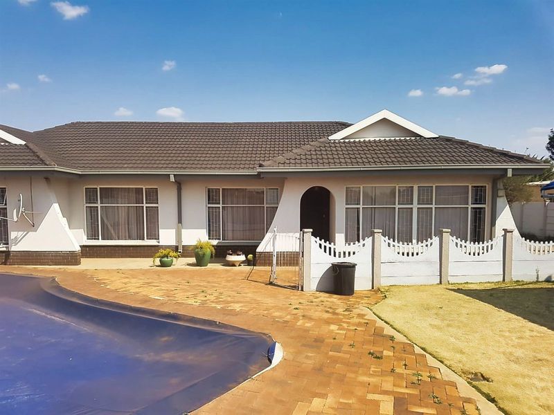 House For Sale in Stilfontein Ext 4 - Photo 2