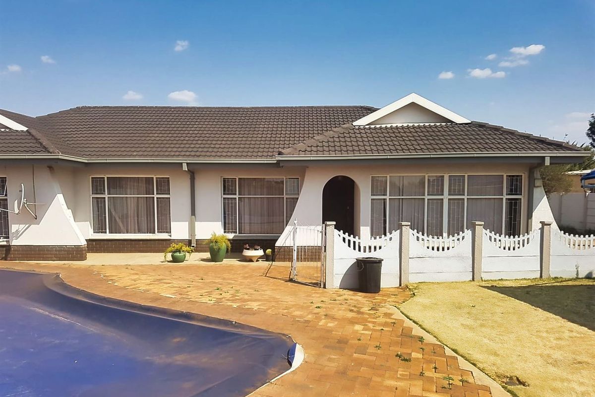 House For Sale in Stilfontein Ext 4 - Photo 2