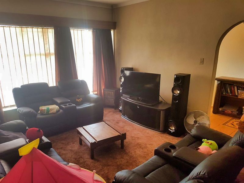 House For Sale in Stilfontein Ext 4 - Photo 4