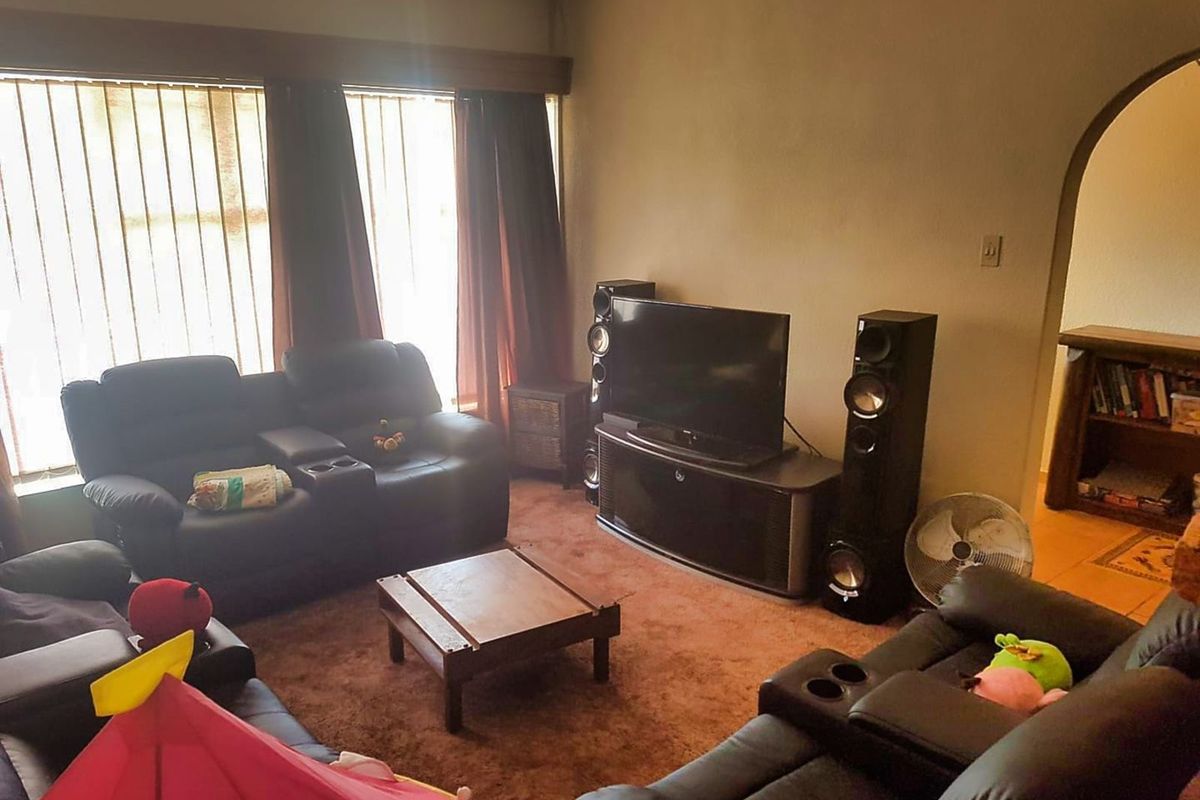 House For Sale in Stilfontein Ext 4 - Photo 4
