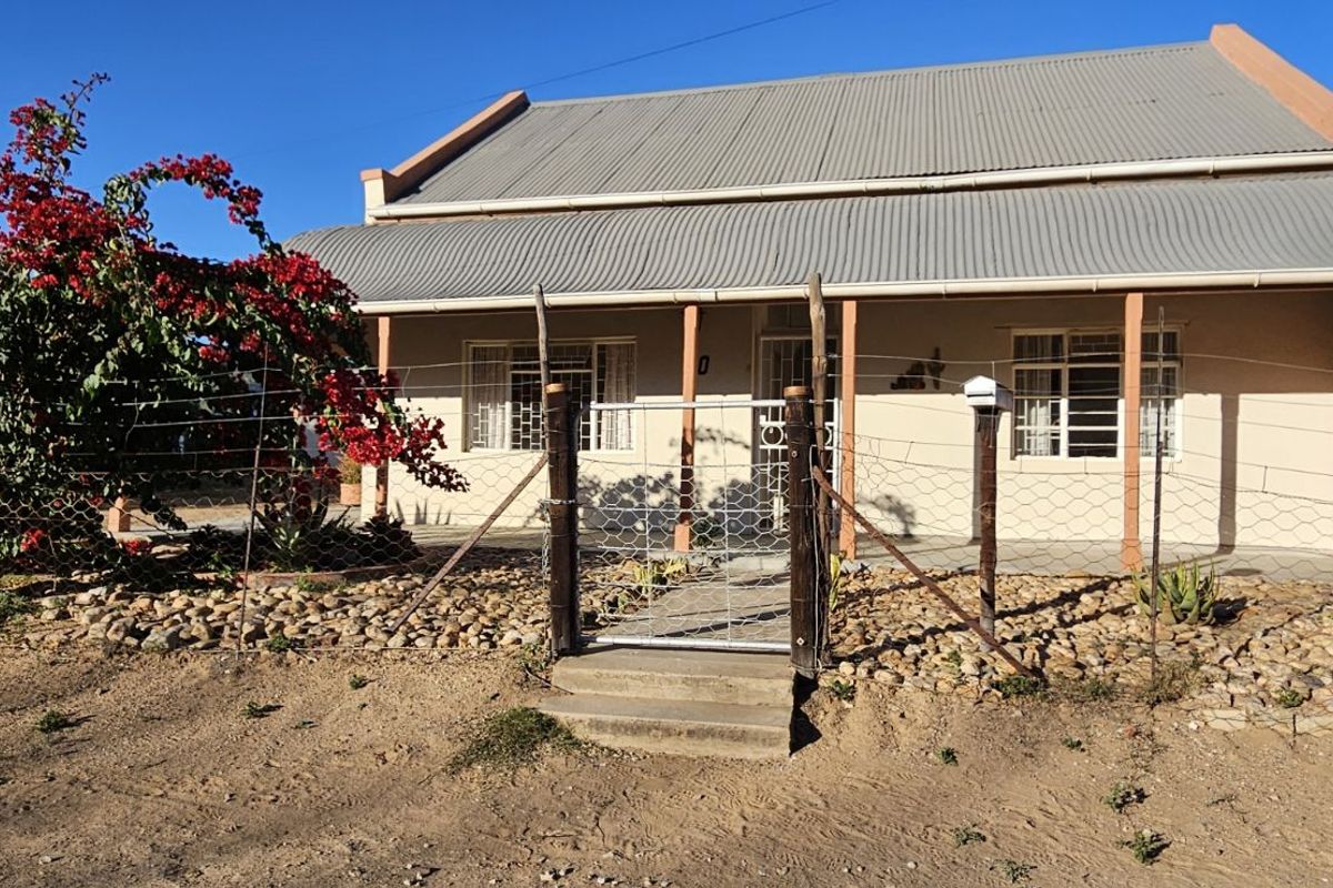 House For Sale in Steytlerville Central - Photo 2