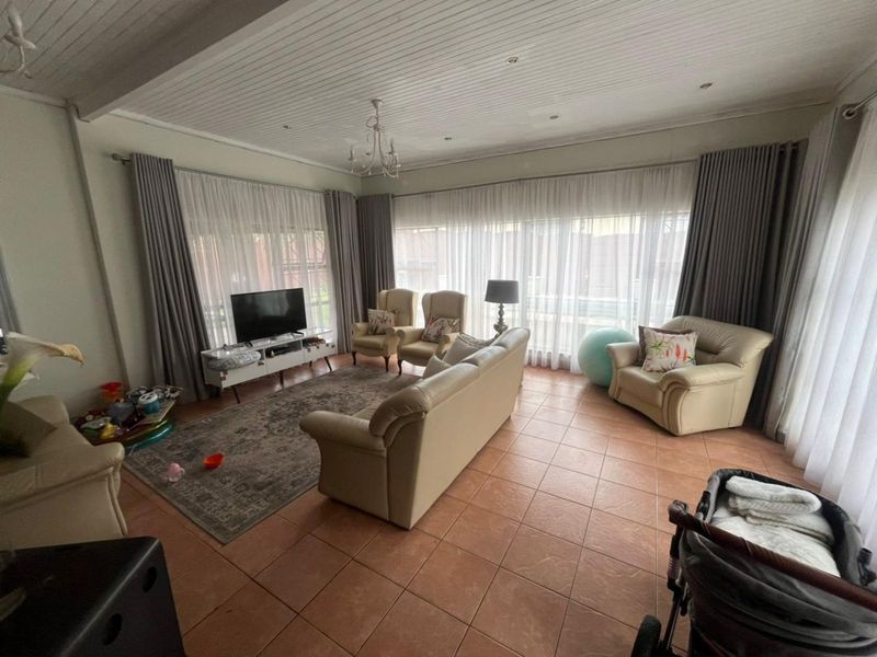 House For Sale in Volksrust Central - Photo 2