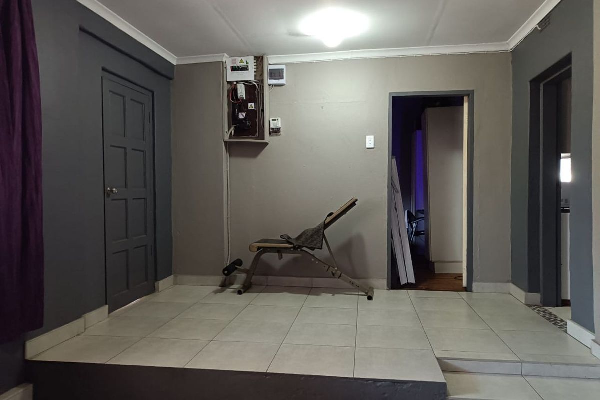 House For Sale in Westdene - Photo 3