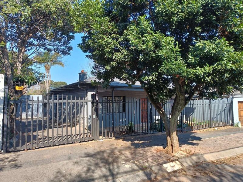 House For Sale in Westdene - Photo 2