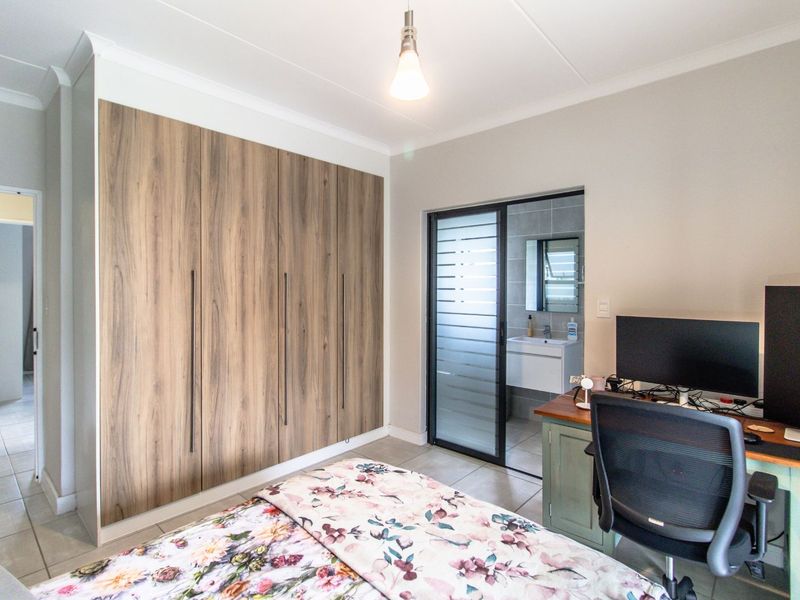 Apartment For Sale in Paardevlei - Photo 9