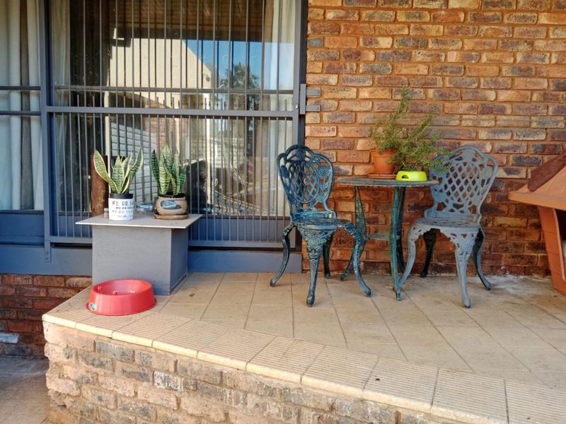 House For Sale in Mountain View - Photo 4